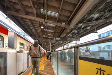 9 Aralık 2024 'te bir istasyona gelen yolcuların ve yolcuların