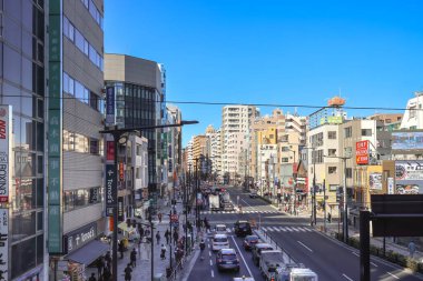 Modern mimari ve açık hava reklamlarının yer aldığı 9 Aralık 2024 kentsel cadde,