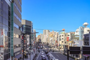 Modern mimari ve açık hava reklamlarının yer aldığı 9 Aralık 2024 kentsel cadde,