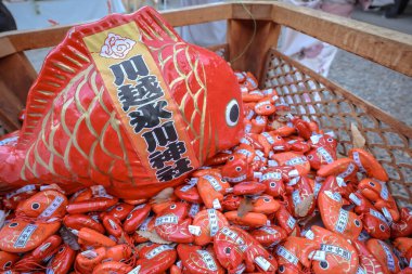 9 Aralık 2024 Kawagoe Hikawa Tapınağında bir Snapper Omikuji yakala