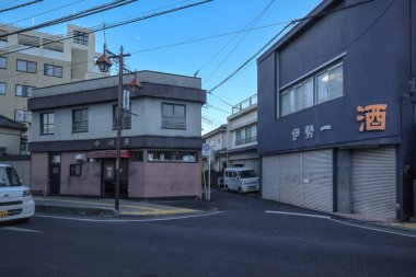 Japonya 'da 9 Aralık 2024 büyüleyici sokak köşesi geleneksel binalar, tabelalar sergileniyor,