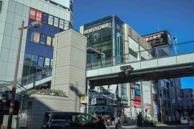 9 Aralık 2024 kaldırımları, yayaları, araçları olan şehir kavşağı,