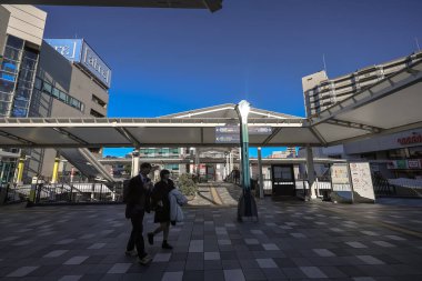 9 Aralık 2024 Modern alışveriş merkezi altında canlı bir şehir manzarası ile çevrili