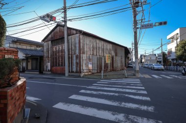 9 Aralık 2024, paslı bir deponun yakınından geçiyor..