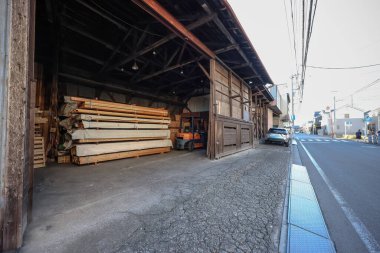 9 Aralık 2024, paslı bir deponun yakınından geçiyor..