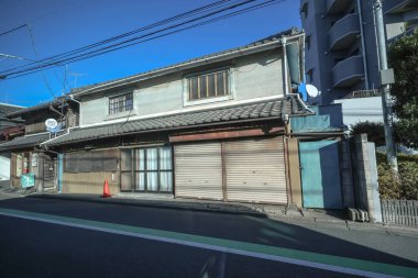 9 Aralık 2024 'te park halindeki araçlar, çağdaş binalar