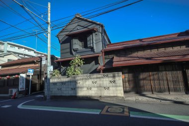 9 Aralık 2024 'te park halindeki araçlar, çağdaş binalar