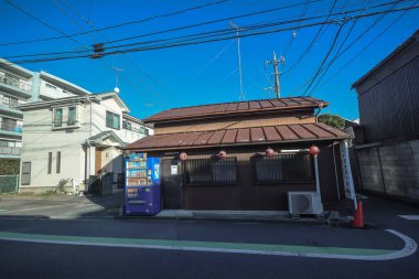 9 Aralık 2024 'te park halindeki araçlar, çağdaş binalar