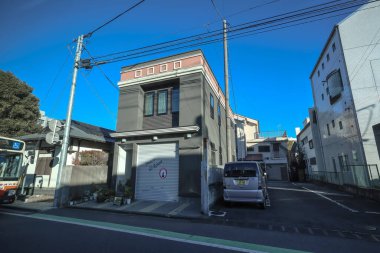 9 Aralık 2024 'te park halindeki araçlar, çağdaş binalar