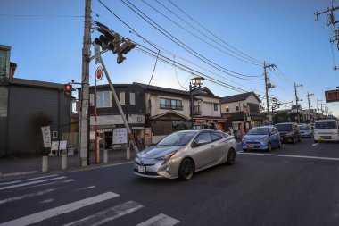 9 Aralık 2024 'te park halindeki araçlar, çağdaş binalar