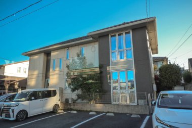 9 Aralık 2024 'te park halindeki araçlar, çağdaş binalar