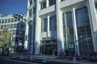 9 Aralık 2024 güneşli havalarda kentsel binaların önünden geçiyor