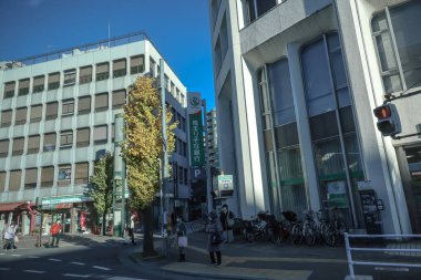 9 Aralık 2024 güneşli havalarda kentsel binaların önünden geçiyor