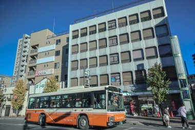 9 Aralık 2024 güneşli havalarda kentsel binaların önünden geçiyor