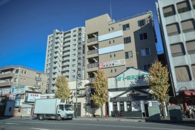 9 Aralık 2024 güneşli havalarda kentsel binaların önünden geçiyor