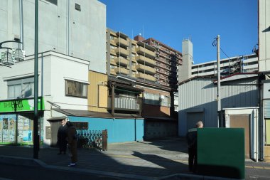 9 Aralık 2024. Köşede büyüleyici bir vintage mağazası sergileniyor.