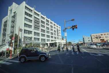 9 Aralık 2024 modern binalar ve açık güneşli hava aktif bir şehir ortamını vurguluyor.