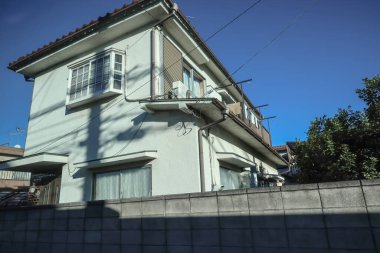 9 Aralık 2024 modern binalar ve açık güneşli hava aktif bir şehir ortamını vurguluyor.