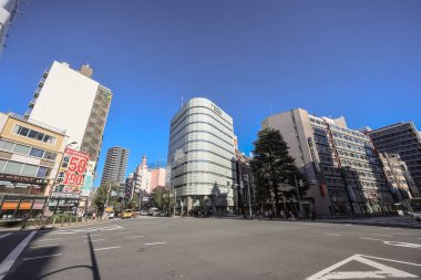 9 Aralık 2024 Günışığı altında güneşlenen modern binaların yer aldığı sokak manzarası