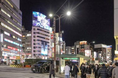 9 Aralık 2024 Canlı şehir manzarası Aydınlatılmış binalar,