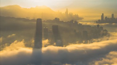 2 Mart 2025 Şafak vakti bulutlarla çevrili sakin bir şehir manzarası