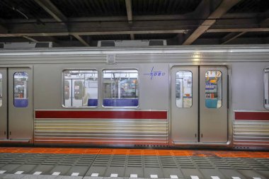 8 Aralık 2024 Metal gövdeli ve canlı detaylarıyla şık bir tren bekliyor.
