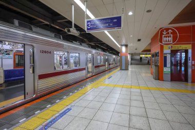 8 Aralık 2024 Metal gövdeli ve canlı detaylarıyla şık bir tren bekliyor.