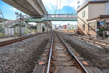 8 Aralık 2024 Bir demiryolunda gezinen yayaları gösteren kalabalık şehir geçidi