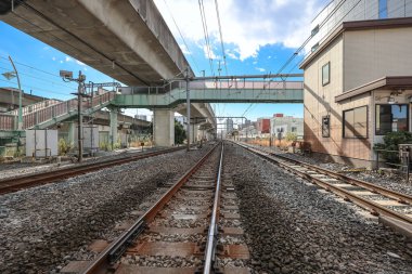 8 Aralık 2024 Bir demiryolunda gezinen yayaları gösteren kalabalık şehir geçidi