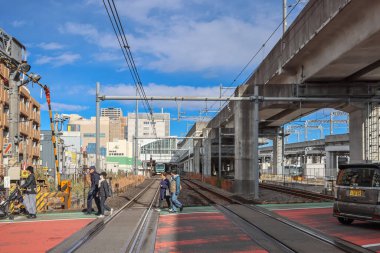 8 Aralık 2024 Bir demiryolunda gezinen yayaları gösteren kalabalık şehir geçidi