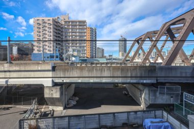 8 Aralık 2024, yüksek apartman binaları da dahil olmak üzere şehir manzarası boyunca yayılıyor.