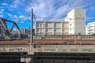 8 Aralık 2024, yüksek apartman binaları da dahil olmak üzere şehir manzarası boyunca yayılıyor.