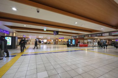 8 Aralık 2024 Modern kapalı alan alışveriş merkezi birden fazla mağazası, dijital reklamları ve tabelaları var. Geniş özellikler