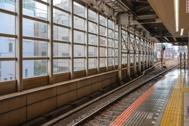 8 Aralık 2024 Modern kapalı alan alışveriş merkezi birden fazla mağazası, dijital reklamları ve tabelaları var. Geniş özellikler