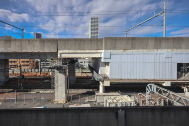 8 Aralık 2024 Şehir demiryolu üstgeçitleri, elektrik hatları ve uzak bir gökdelen