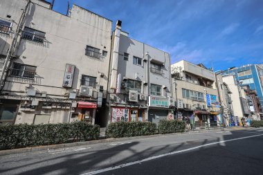 8 Aralık 2024 Yaşlanmış bir ticari binanın kentsel perspektifi