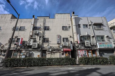 8 Aralık 2024 Yaşlanmış bir ticari binanın kentsel perspektifi