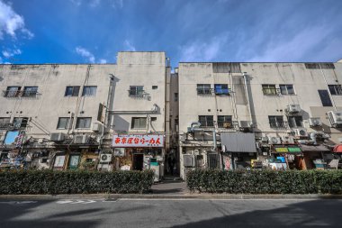 8 Aralık 2024 Yaşlanmış bir ticari binanın kentsel perspektifi