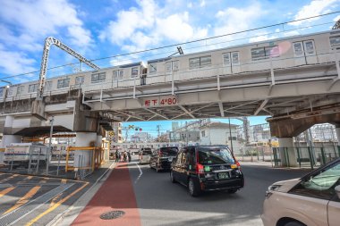 8 Aralık 2024 yoğun şehir kavşağı. Köprü üzerinde giden bir tren var.