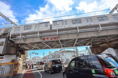 8 Aralık 2024 yoğun şehir kavşağı. Köprü üzerinde giden bir tren var.