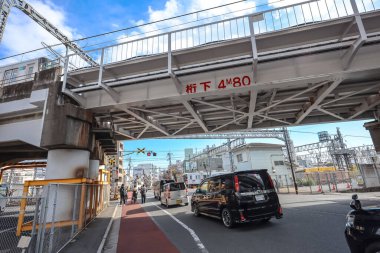 8 Aralık 2024 yoğun şehir kavşağı. Köprü üzerinde giden bir tren var.