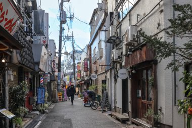 8 Aralık 2024 Tokyo sokaklarının hareketli bir görüntüsü. Dükkanlar ve tabelalarla dolu.