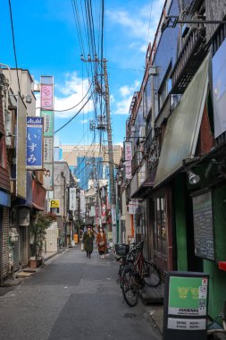 8 Aralık 2024 Tokyo sokaklarının hareketli bir görüntüsü. Dükkanlar ve tabelalarla dolu.