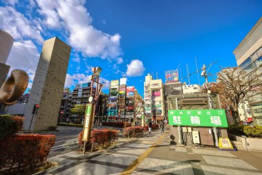 8 Aralık 2024 Modern şehir binaları, parlak mavi gökyüzü,