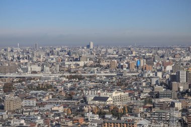 Yüksek gökdelenleri ve mimari çeşitliliği olan 8 Aralık 2024 şehir silueti,