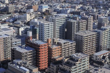 8 Aralık 2024 yoğun nüfuslu bir şehir alanı, çok sayıda konut gösteriyor.
