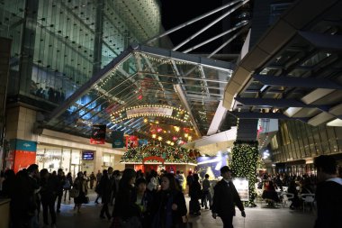 5 Aralık 2024 Renkli bir Noel pazarındaki bayram atmosferi