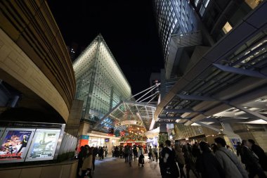 5 Aralık 2024 Renkli bir Noel pazarındaki bayram atmosferi