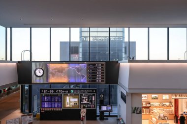 Bilgi için geniş ekran panelleri içeren 10 Aralık 2024 havaalanı terminali