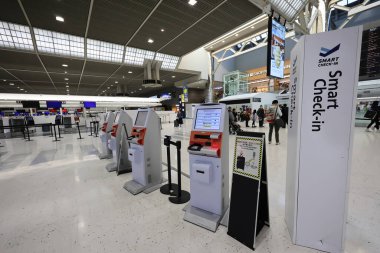 10 Aralık 2024 bir havaalanı terminalinde, yolculara